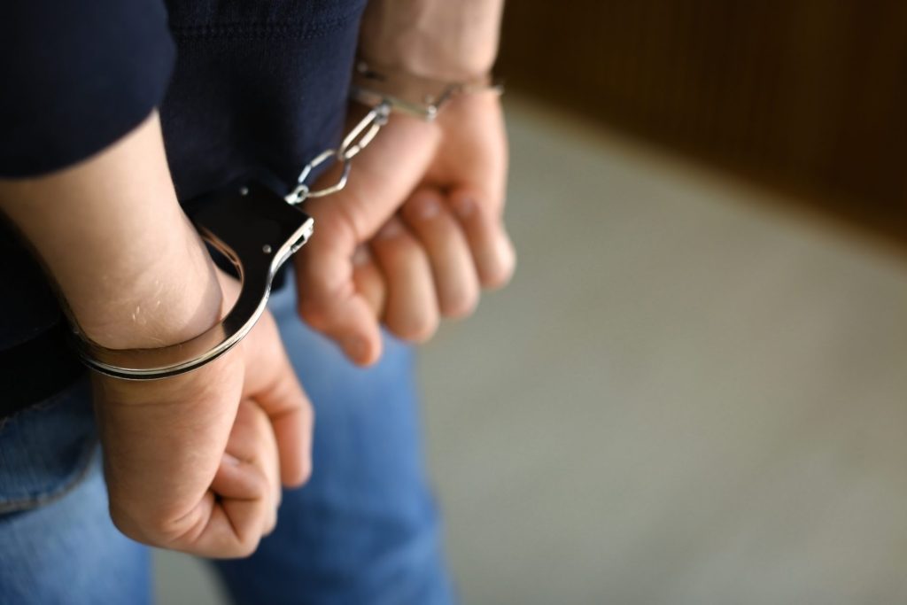arresto - uomo in manette