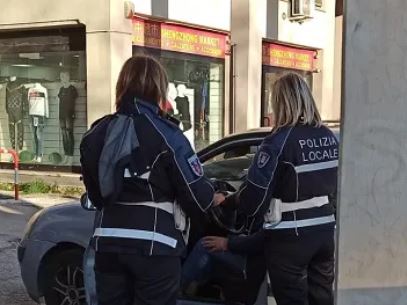 polizia locale scippo