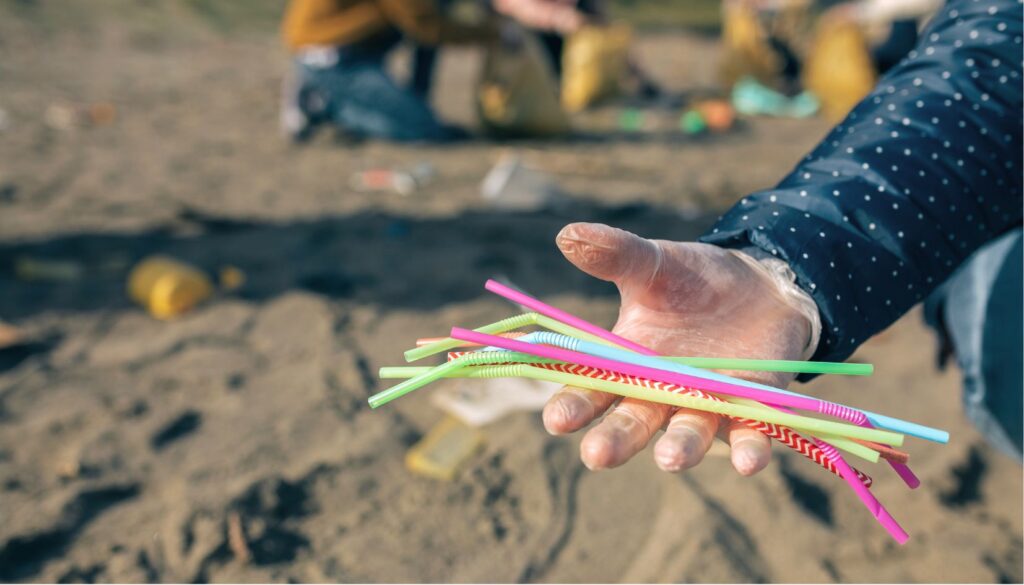 cannucce di plastica in spiaggia