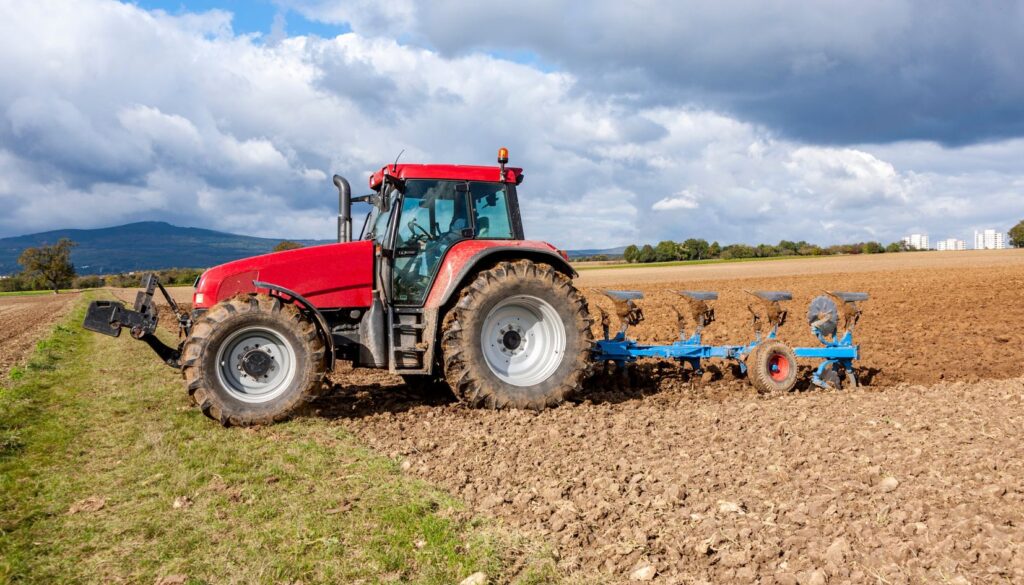 arare il campo trattore