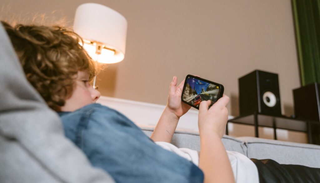 bambino con smartphone
